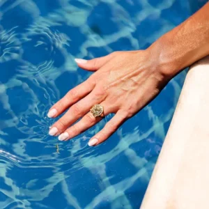 Anel Leona com aplicação de zircônia verde